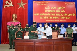 Quân khu 9 và tỉnh Bạc Liêu ký kết hỗ trợ nhân dân thu hoạch, vận chuyển và tiêu thụ nông-thủy sản. (Ảnh: Chanh Đa/TTXVN) 