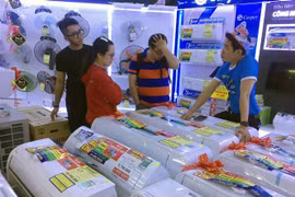 Khách tham khảo các loại máy làm mát tại siêu thị điện máy MediaMart. (Ảnh: Đỗ Phương Anh/TTXVN) 
