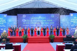 Đại biểu cắt băng khai mạc Tuần lễ Kết nối công nghệ và Đổi mới sáng tạo năm 2020. (Ảnh: Thanh Tùng/TTXVN) 