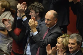 Cựu Thủ tướng Italy Enrico Letta (thứ 3, phải) tại một phiên họp Quốc hội ở Rome, ngày 31/1/2015. (Ảnh: AFP/TTXVN) 