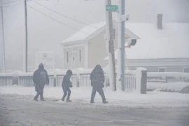 Tuyết rơi dày đặc tại Lawrence, bang Massachusetts, Mỹ ngày 7/1/2024. (Ảnh: AFP/TTXVN)