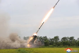 Triều Tiên thử nghiệm hệ thống phóng rocket đa nòng (MRLS) 240 mm nâng cấp dưới sự giám sát của nhà lãnh đạo Kim Jong Un, ngày 27/8/2024. (Ảnh: Yonhap/TTXVN)