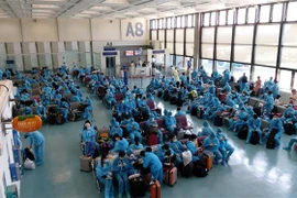 Công dân Việt Nam tại Đài Loan chờ hoàn thiện các thủ tục trước khi lên máy bay hôm 19/8. (Ảnh: Ngọc Anh/TTXVN) 