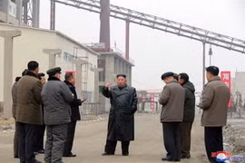 Nhà lãnh đạo Triều Tiên Kim Jong-un (giữa). (Nguồn: Yonhap/TTXVN) 