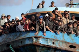Người di cư được giải cứu ngoài khơi đảo Crete. (Ảnh: AFP/TTXVN)