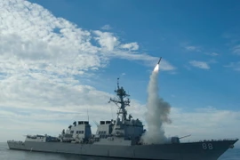 Tên lửa hành trình Tomahawk được phóng từ tàu khu trục USS Preble của Mỹ trên Thái Bình Dương. (Ảnh: AFP/TTXVN)
