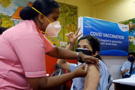 Nhân viên y tế tiêm vaccine ngừa COVID-19 cho người dân tại Kolkata, Ấn Độ. (Ảnh: THX/TTXVN) 