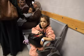 Em nhỏ bị thương sau cuộc không kích của Israel được điều trị tại bệnh viện ở Khan Younis, Dải Gaza, ngày 18/11/2023. (Ảnh: THX/TTXVN)