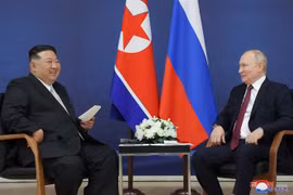 Nhà lãnh đạo Triều Tiên Kim Jong-un (trái) trong cuộc gặp Tổng thống Nga Vladimir Putin ở thành phố Vladivostok (Nga), ngày 13/9/2023. (Ảnh: Yonhap/TTXVN)