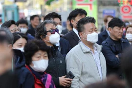 Người dân đeo khẩu trang phòng lây nhiễm COVID-19 tại Seoul, Hàn Quốc ngày 14/4/2020. (Nguồn: Yonhap/TTXVN) 