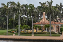 Xe cảnh sát đậu bên ngoài nhà riêng của cựu Tổng thống Mỹ Donald Trump tại Mar-A-Lago, Palm Beach, bang Florida, Mỹ, ngày 8/8/2022. (Ảnh: AFP/TTXVN) 