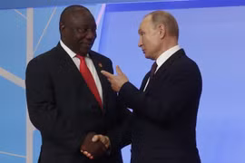 Tổng thống Nga Vladimir Putin (phải) và người đồng cấp Nam Phi Cyril Ramaphosa (trái) trong cuộc gặp bên lề Hội nghị thượng đỉnh Nga-châu Phi ở Sochi, Nga, ngày 23/10/2019. (Ảnh: AFP/TTXVN)