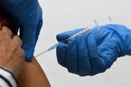 Nhân viên y tế tiêm vaccine ngừa COVID-19 cho người dân tại Sonthofen, Đức. (Ảnh: AFP/TTXVN) 