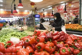 Người dân mua sắm tại một siêu thị ở Trùng Khánh, Trung Quốc ngày 5/2/2020. (Nguồn: THX/TTXVN) 
