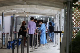 Nhân viên y tế lấy mẫu xét nghiệm cho người dân ở Seoul, Hàn Quốc, ngày 20/7/2022. (Ảnh: YONHAP/TTXVN) 