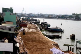 Do khối lượng thi công sẽ không thể hoàn thành vào ngày 15/6/2023 đồng nghĩa với việc dự án Kè sông Cần Thơ-Ứng phó biến đổi khí hậu sẽ không nhận được 100% nguồn vốn tài trợ từ AFD. (Ảnh: Thu Hiền/TTXVN)