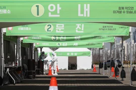 Một trạm xét nghiệm virus SARS-CoV-2 lưu động tại Seoul, Hàn Quốc, ngày 16/3/2020. (Nguồn: Yonhap/TTXVN) 