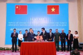 Trưởng Ban Quản lý Khu kinh tế tỉnh Lai Châu Vũ Huy Hòa và ông Diêu Trị Minh, Ủy viên Thường vụ Huyện ủy, Phó Huyện trưởng huyện Kim Bình, ký kết biên bản ghi nhớ hợp tác. (Ảnh: Quý Trung/TTXVN)