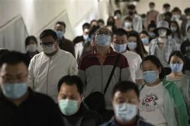 Người dân đeo khẩu trang phòng dịch COVID-19 tại Bắc Kinh, Trung Quốc ngày 12/5/2020. (Nguồn: AFP/TTXVN) 