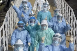 Nhân viên y tế làm việc tại khoa cách ly điều trị cho bệnh nhân nhiễm virus corona của bệnh viện Hỏa Thần Sơn ở Vũ Hán, tỉnh Hồ Bắc, Trung Quốc, ngày 5/2/2020. (Nguồn: THX/TTXVN) 