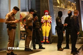 Cảnh sát Thái Lan gác tại Trung tâm Thương mại Siam Paragon ở Bangkok,sau vụ nổ súng ngày 3/10/2023. (Ảnh: AFP/TTXVN)