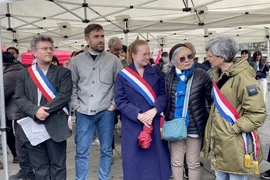 Nhiều chính trị gia, dân biểu, thị trưởng các quận của Paris và thành phố lân cận, cùng đại diện các đảng phái cánh tả, các nhà hoạt động phong trào đấu tranh vì môi trường đã tới tham dự và bày tỏ sự ủng hộ. (Ảnh: Thu Hà/TTXVN)