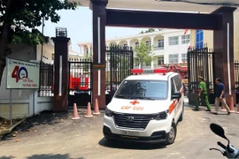 Xe cứu thương đưa nạn nhân đi cấp cứu. (Ảnh: Trung Kiên/TTXVN) 