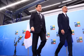 Thủ tướng Nhật Bản Fumio Kishida (trái) và Tổng Thư ký NATO Jens Stoltenberg. (Nguồn: Reuters)