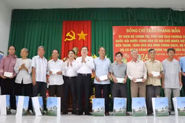 Phó Chủ tịch Thường trực Quốc hội Trần Thanh Mẫn tặng quà tết cho các gia đình chính sách, hộ nghèo tại tỉnh Hậu Giang. (Ảnh: Hồng Thái/TTXVN)