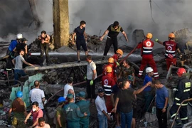 Lực lượng cứu hộ tìm kiếm nạn nhân sau vụ nổ tại trung tâm mua sắm Surmalu ở thủ đô Yerevan, Armenia, ngày 14/8/2022. (Ảnh: THX/TTXVN) 