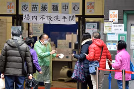 Người dân xếp hàng chờ tiêm vaccine phòng COVID-19 tại Hong Kong, Trung Quốc, ngày 22/2/2022. (Ảnh: THX/TTXVN) 