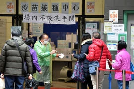 Người dân xếp hàng chờ tiêm vaccine phòng COVID-19 tại Hong Kong, Trung Quốc, ngày 22/2/2022. (Ảnh: THX/TTXVN) 