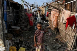 Em nhỏ bị mất nhà cửa do bão Mocha tại Sittwe, Myanmar, ngày 16/5/2023. (Ảnh: AFP/TTXVN)