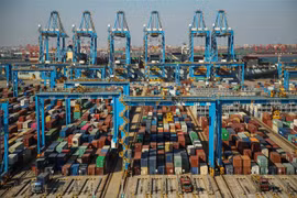 Cảng container hàng hóa ở Thanh Đảo, Trung Quốc. (Nguồn: AFP/TTXVN) 