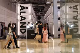 Người dân đeo khẩu trang phòng dịch COVID-19 tại Hanam, Hàn Quốc, ngày 24/9/2021. (Ảnh: THX/TTXVN) 