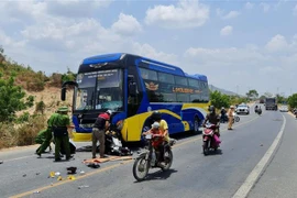 Một phụ nữ tử vong tại chỗ khi điều khiển xe máy va chạm với ôtô khách tại huyện Ninh Sơn, tỉnh Ninh Thuận sảng 29/4. (Ảnh: TTXVN/phát)