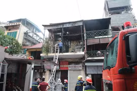 Đám cháy xảy ra tại số 47 phố Hàng Ngang. (Ảnh: Đức Thanh/TTXVN)