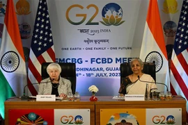 Bộ trưởng Tài chính Mỹ Janet Yellen (trái) và Bộ trưởng Tài chính Ấn Độ Nirmala Sitharaman tại cuộc họp Bộ trưởng Tài chính và Thống đốc Ngân hàng Trung ương của Nhóm G20 ở Gandhinagar, Ấn Độ ngày 17/7/2023. (Ảnh: AFP/TTXVN)