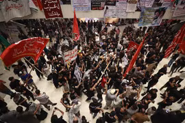 Biểu tình diễn ra ở tòa nhà Quốc hội Iraq. (Nguồn: AFP/TTXVN) 
