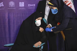 Tiêm vaccine phòng dịch COVID-19 cho người dân tại thủ đô Tehran, Iran. (Nguồn: AFP/TTXVN) 