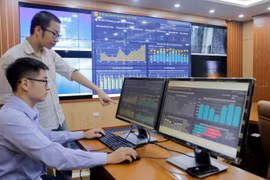 Cán bộ kỹ thuật Viễn thông Phú Thọ vận hành thử nghiệm hệ thống. (Nguồn: Báo Phú Thọ) 