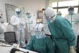 Nhân viên y tế làm việc tại bệnh viện ở thành phố Vũ Hán, tỉnh Hồ Bắc, Trung Quốc, ngày 27/1/2020. (Nguồn: THX/TTXVN) 