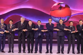 Thủ tướng Phạm Minh Chính với Tổng Thư ký và Trưởng đoàn các nước ASEAN tại lễ khai mạc. (Ảnh: Dương Giang/TTXVN)