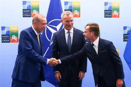 Tổng thống Thổ Nhĩ Kỳ Recep Tayyip Erdogan, Tổng Thư ký Tổ chức Hiệp ước Bắc Đại Tây Dương (NATO) Jens Stoltenberg và Thủ tướng Thụy Điển Ulf Kristersson trong cuộc gặp trước thềm Hội nghị thượng đỉnh NATO ở Vilnius (Litva) ngày 10/7/2023. (Ảnh: AFP/TTXVN