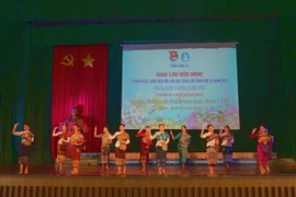 Một tiết mục nghệ thuật do Lưu học sinh Lào biểu diễn. (Ảnh: Hữu Quyết/TTXVN)