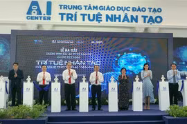 Các đại biểu cắt băng khai trương Chương trình đào tạo trí tuệ nhân tạo và công nghệ Robot. (Ảnh: Thu Hoài/TTXVN) 