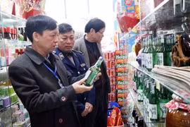 Đoàn kiểm tra liên ngành kiểm tra tại các cửa hàng tạp hoá, siêu thị. (Ảnh minh họa: Quân Trang/TTXVN)