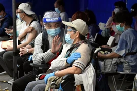 Người dân tại một điểm tiêm vaccine phòng COVID-19 ở Hong Kong, Trung Quốc, ngày 4/3/2022. (Ảnh: THX/TTXVN) 