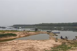 Hàng chục nhà bè trên lòng hồ Dầu Tiếng là nguyên nhân tiềm ẩn gây ô nhiễm môi trường nguồn nước. (Ảnh: Huyền Trang/TTXVN) 