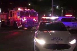 Cảnh sát được triển khai tại hiện trường vụ nổ súng ở khu Harlem, New York, Mỹ ngày 20/6/2022. (Ảnh: NBC New York/TTXVN) 